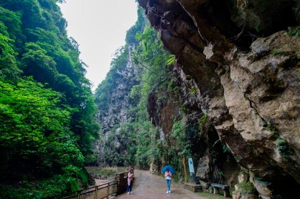 鲍峰庭走访慰问地级老同志和困难职工